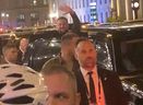 Le président ukrainien Volodymyr Zelenskyy salue la foule alors qu'il quitte l'hôtel Fairmont Royal York sur Front St. W. à Toronto, le vendredi 22 septembre 2023.