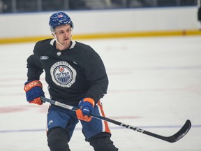 Philip Broberg patine avec un maillot d'entraînement des Oilers