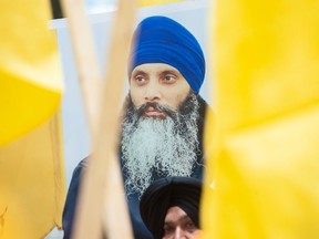 Une photo du leader indépendantiste sikh assassiné, Hardeep Singh Nijjar, est vue lors d'une manifestation devant le consulat indien à Vancouver.