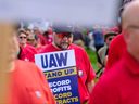Des membres du syndicat United Auto Workers (UAW) tiennent un piquet de grève devant le siège de Stellantis à Auburn Hills, Michigan, le 20 septembre 2023.