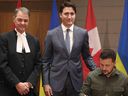 Le président ukrainien Volodymyr Zelenskyy, le Premier ministre canadien Justin Trudeau et le président de la Chambre des communes Anthony Rota (à gauche) participent à une cérémonie de signature sur la colline du Parlement à Ottawa, au Canada, le 22 septembre 2023.