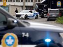 La police de Montréal, ainsi que les enquêteurs de la SQ et du BEI, sont aperçus au Motel Pierre le 4 août 2022.