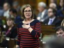 La leader du gouvernement à la Chambre des communes Karina Gould se lève pendant la période des questions à la Chambre des communes sur la Colline du Parlement à Ottawa, le lundi 25 septembre 2023.