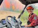 Une pompière de 19 ans en Colombie-Britannique qui, selon la police, a été tuée jeudi par la chute d'un arbre près de Revelstoke a été identifiée par son frère comme étant Devyn Gale.  Gale est le premier pompier forestier à mourir au Canada cette année.  PHOTO DE BEN WILMOT /via Instagram