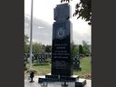 Un monument commémorant la 14e Waffen SS est représenté au cimetière ukrainien St. Volodymyr à Oakville.  (Joe Warmington, Toronto Sun)