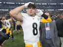 Kenny Pickett des Steelers de Pittsburgh regarde après une victoire contre les Raiders de Las Vegas.