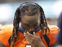 Tremon Smith des Broncos de Denver réagit après la défaite 70-20 de son équipe contre les Dolphins de Miami.