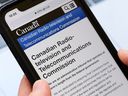 Le CRTC a décidé de « reporter » le traitement de toute nouvelle demande ou plainte radiophonique « pendant la mise en œuvre de son plan réglementaire de modernisation du système de radiodiffusion canadien, pour une période d'environ deux ans ».