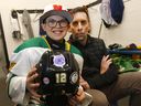 Chris Snow avec son fils Cohen et les coéquipiers de U13 Gold Northstar participent à une campagne d'autocollants pour collecter des fonds pour la SLA à Calgary le samedi 25 février 2023.