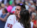 Kelsie Snow embrasse la joue de son mari, Chris, un ancien rédacteur des Red Sox pour le Globe qui travaille maintenant comme cadre dans la LNH.