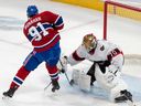Le gardien de but des Sénateurs d'Ottawa Joonas Korpisalo effectue un arrêt sur Sean Monahan des Canadiens de Montréal lors de la deuxième période de la pré-saison de la LNH à Montréal, le mercredi 27 septembre 2023.