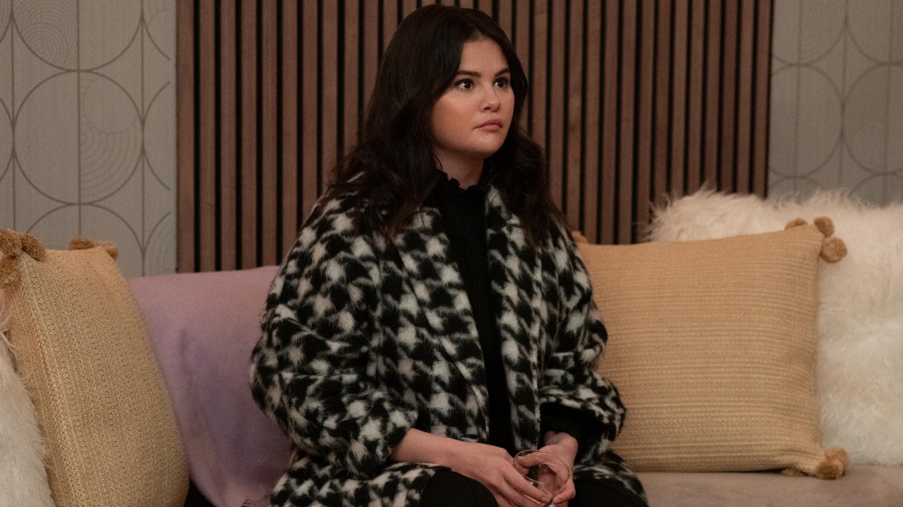Selena Gomez dans la saison 3 de Only Murders in the Building assise sur un canapé.