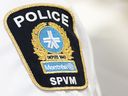 Un insigne de la police de Montréal est présenté lors d'une conférence de presse à Montréal, le jeudi 4 août 2022.