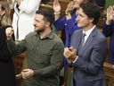 Le président ukrainien Volodymyr Zelenskyy et le premier ministre Justin Trudeau rendent hommage à Yaroslav Hunka, qui était présent et a combattu avec la Première division ukrainienne pendant la Seconde Guerre mondiale avant d'immigrer plus tard au Canada, à la Chambre des communes sur la Colline du Parlement à Ottawa, le vendredi 22 septembre. , 2023.