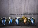 DOSSIER – Couronnes de fleurs sur le mur commémoratif du camp de concentration nazi de Sachsenhausen après une cérémonie marquant le jour du souvenir des martyrs et des héros de l'Holocauste à Oranienburg, en Allemagne, le mardi 18 avril 2023. Les procureurs allemands affirment qu'un homme de 98 ans a été accusé de complicité de meurtre en tant que gardien du camp de concentration nazi de Sachsenhausen entre 1943 et 1945. Camp de concentration nazi de Sachsenhausen entre 1943 et 1945.