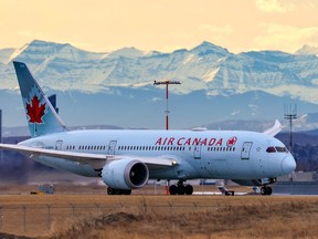Un Boeing 787 d'Air Canada se prépare à décoller de l'aéroport international de Calgary.
