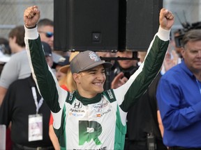 Alex Palou remercie ses fans après avoir remporté la course automobile IndyCar Detroit Grand Prix, dimanche 4 juin 2023, à Detroit