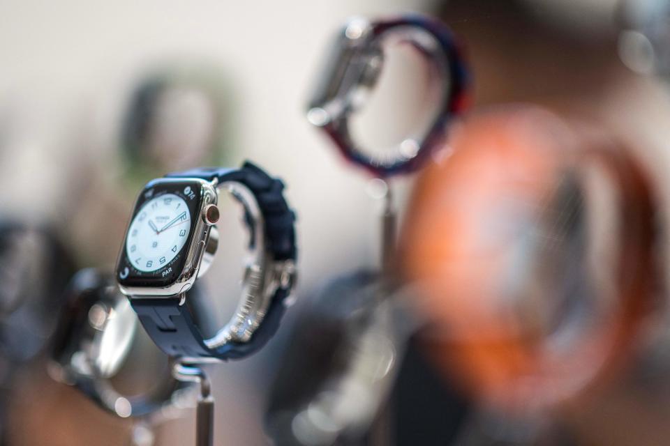 Les modèles Apple Watch Series 9 sont présentés parmi d'autres nouveaux produits lors d'un événement de lancement à l'Apple Park de Cupertino, en Californie, le 12 septembre 2023. (Photo de Nic Coury / AFP) (Photo de NIC COURY/AFP via Getty Images)