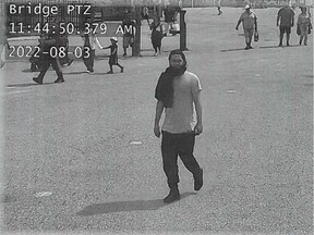 Image d'une vidéo de surveillance montrant Abdulla Shaikh au zoo de Toronto le 3 août 2022. Source : Bureau du coroner du Québec.