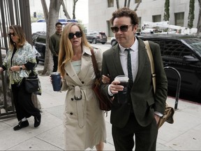 Danny Masterson, à droite, et sa femme Bijou Phillips arrivent pour les plaidoiries finales de son deuxième procès pour viol, le mardi 16 mai 2023, à Los Angeles.