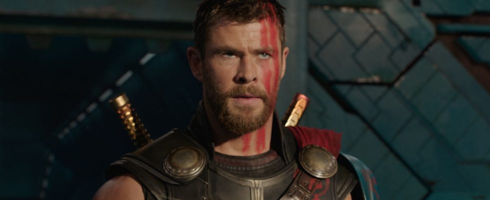 Chris Hemsworth est Thor Fit, mais il attribue en fait à son oncle (et à certaines affiches d'Arnold Schwarzenegger) la raison pour laquelle il est en forme aujourd'hui