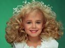 La reine de beauté enfantine JonBenet Ramsey a été brutalement assassinée dans sa maison de Boulder, Colorado, le 25 décembre 1996.