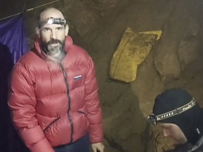 Dans cette capture d'écran d'une vidéo, le spéléologue américain Mark Dickey, 40 ans, parle à une caméra à côté d'un collègue à l'intérieur de la grotte de Morca près d'Anamur, dans le sud de la Turquie, le jeudi 7 septembre 2023.