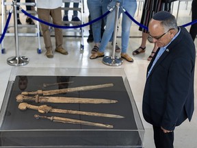 Des archéologues israéliens montrent quatre épées de l'époque romaine et une tête de javelot trouvées lors d'une récente fouille dans une grotte près de la mer Morte, à Jérusalem, le mercredi 6 septembre 2023.