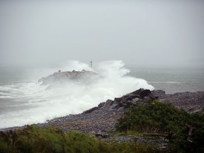 Des vagues s'écrasent contre un brise-lames à Port Maitland, en Nouvelle-Écosse, à l'approche du cyclone post-tropical Lee, le samedi 16 septembre 2023.