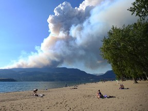 La fumée provenant de l'incendie du ruisseau McDougall est visible au-dessus du lac Okanagan depuis Kelowna, en Colombie-Britannique, le jeudi 17 août 2023.