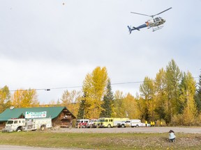 Un hélicoptère de la police décolle d'une zone de rassemblement au Purden Lake Resort, près du site d'un accident d'hélicoptère, à l'est de Prince George, en Colombie-Britannique, le mardi 26 septembre 2023.