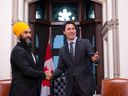 Le chef du NPD, Jagmeet Singh, et le premier ministre Justin Trudeau sur la Colline du Parlement à Ottawa.