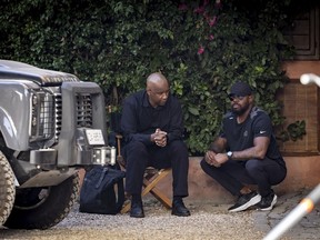 Cette image publiée par Sony Pictures Entertainment montre Denzel Washington, à gauche, et le réalisateur Antoine Fuqua sur le tournage de 