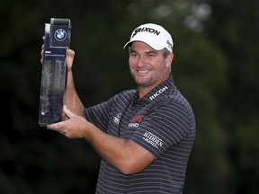 Ryan Fox, de Nouvelle-Zélande, pose avec le trophée après le quatrième jour du championnat PGA 2023 au Wentworth Golf Club