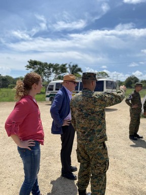 L'ambassadeur du Canada à l'ONU, Bob Rae (au centre), visite le Darién Gap accompagné de Kim Ursu (à gauche), ambassadeur du Canada au Panama, et du lieutenant Samuel Carillo (à droite), chef de l'accueil des migrants à Darién pour les services frontaliers panamiens.