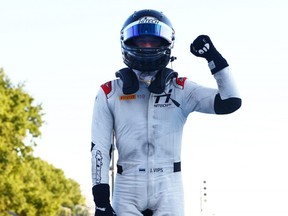 Le vainqueur de la course Juri Vips d'Estonie célèbre au parc fermé lors de la 13e manche : course Monza Sprint du championnat de Formule 2 en 2022.