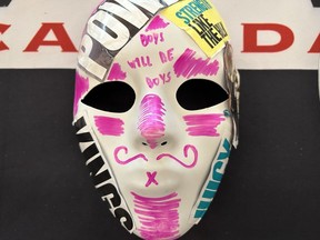 Un masque, fabriqué par des joueurs de hockey universitaires dans le cadre d'un projet de recherche, est exposé au sommet Hockey Canada Beyond The Boards, à Calgary, en Alberta, le vendredi 8 septembre 2023.