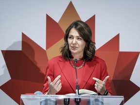 La première ministre de l'Alberta, Danielle Smith, s'adresse aux médias à Calgary.