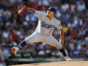 Le lanceur partant des Dodgers de Los Angeles, Julio Urias, lance lors de la première manche d'un match de baseball contre les Red Sox de Boston, le samedi 26 août 2023, à Boston.