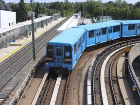 Un train Scarborough RT se dirige vers le nord depuis la gare Kennedy TTC en direction du centre-ville de Scarborough le 19 juin 2023.