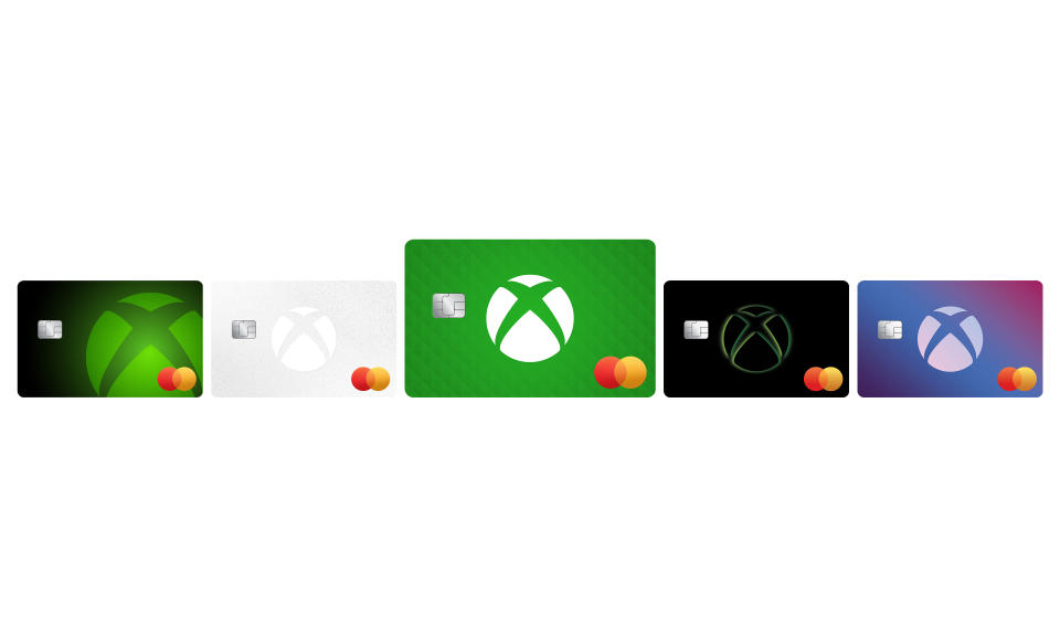 Cinq cartes de crédit Xbox Mastercard alignées sur une rangée horizontale centrée sur un fond blanc.