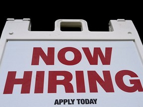 Les postes vacants sont tombés à leur plus bas niveau en deux ans en juin.
