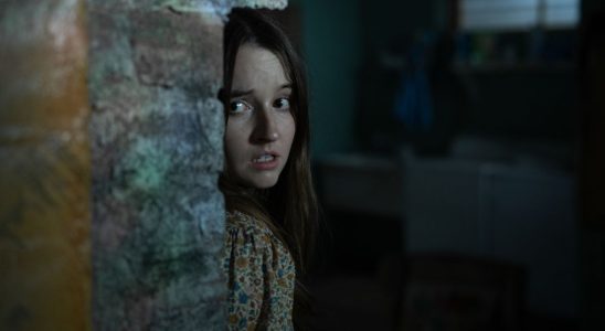 La bande-annonce de Personne ne vous sauvera montre que Kaitlyn Dever combat des extraterrestres, et il semble que cela pourrait être le film le plus effrayant de la saison effrayante 2023
