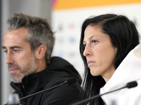 DOSSIER – L'Espagnole Jennifer Hermoso, à droite, et l'entraîneur-chef Jorge Vilda écoutent les questions des journalistes lors d'une conférence de presse à Eden Park avant la demi-finale de la Coupe du monde féminine entre l'Espagne et la Suède à Auckland, en Nouvelle-Zélande, le lundi 14 août 2023. Jenni Hermoso a déclaré vendredi 25 août qu'elle n'avait 