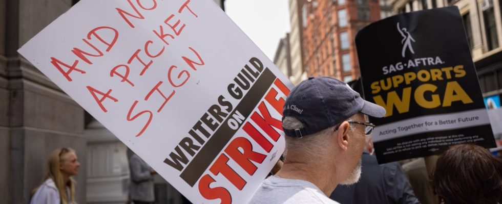 NEW YORK, UNITED STATES - 2023/05/19: Writers Guild of America members march on a picket line in front of Netflix offices. After contract negotiations failed, thousands of unionized writers voted unanimously to strike, bringing television production to a halt, and initiating the first walkout in 15 years. (Photo by Michael Nigro/Pacific Press/LightRocket via Getty Images)