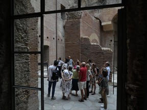 Les visiteurs admirent la domus Tiberiana récemment restaurée, l'un des principaux palais impériaux, lors de l'avant-première de la presse sur le mont Palatin de Rome, à Rome, en Italie, le mercredi 20 septembre 2023.