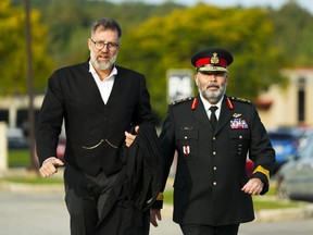 Le lieutenant-général.  Steven Whelan, à droite, et son avocat Phillip Millar arrivent devant une cour martiale à Gatineau, au Québec, le lundi 25 septembre 2023.