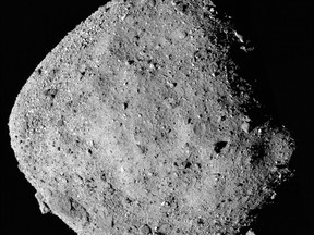 Cette image du 14 décembre 2018 montre l'astéroïde Bennu dans un composite de 12 images prises par l'imageur PolyCam du vaisseau spatial OSIRIS-REx à une distance de 24 kilomètres.  Sept ans après s'être envolé dans l'espace pour récupérer un échantillon de l'astéroïde, un vaisseau spatial s'apprête à livrer sa rare cargaison dimanche – et le Canada recevra une part de la prime interstellaire.