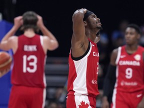 Le garde canadien Shai Gilgeous-Alexander réagit après avoir reçu une faute technique lors d'un match de demi-finale de la Coupe du monde de basket-ball contre la Serbie à Manille, aux Philippines, le vendredi 8 septembre 2023.