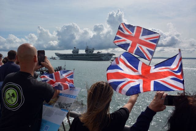 Le HMS Prince of Wales quitte la base navale de Portsmouth